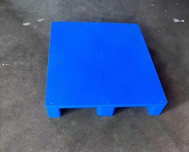 Lightweight Plastic Pallet 900 x 1100 mm Closed Deck