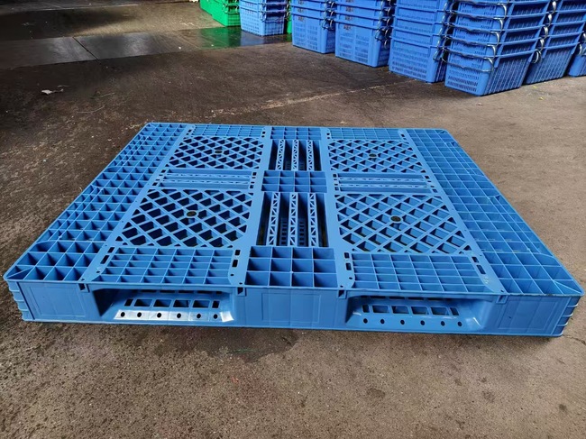 Accommodate  steel pipes internally plastic pallet